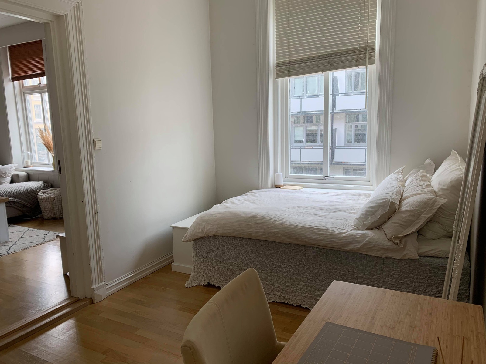 Soverom 1 - god plass til dobbeltseng, skrivebord og svært god garderobeplass. Tre garderobeskap medfølger i leien. Galleribilde