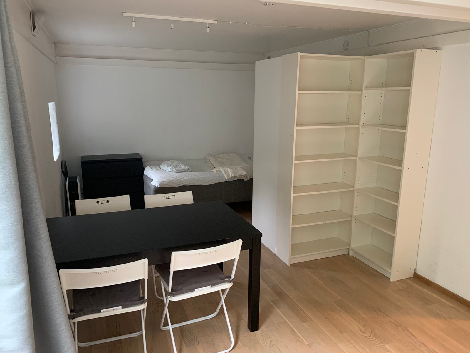 God mulighet for å lage adskilt sovealkove med bruk av leilighetens skapseksjoner Galleribilde