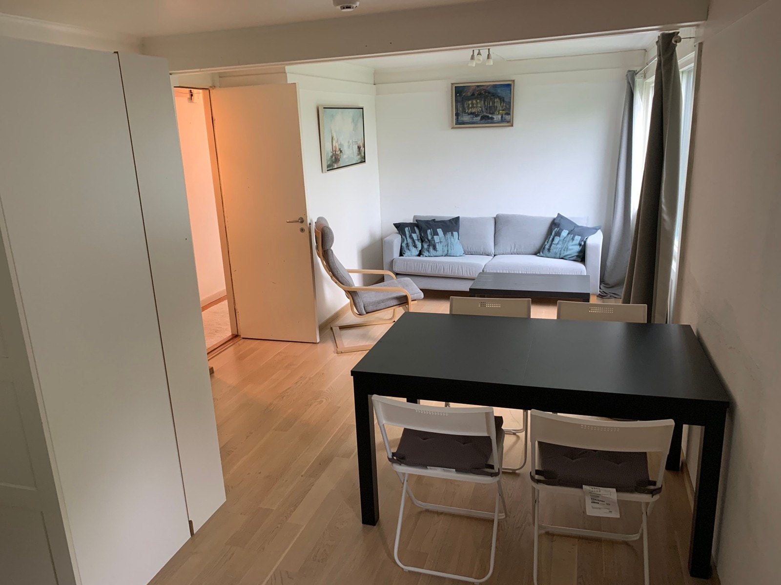 Stuedelen er romslig, renovert med nye vinduer i 2020, lyse vegger, parkett og varmekabler, delvis møblert hvis ønskelig, med store garderobeskap og god mulighet for å lage adskilt sovealkove, kraftig bredbåndsnett Galleribilde