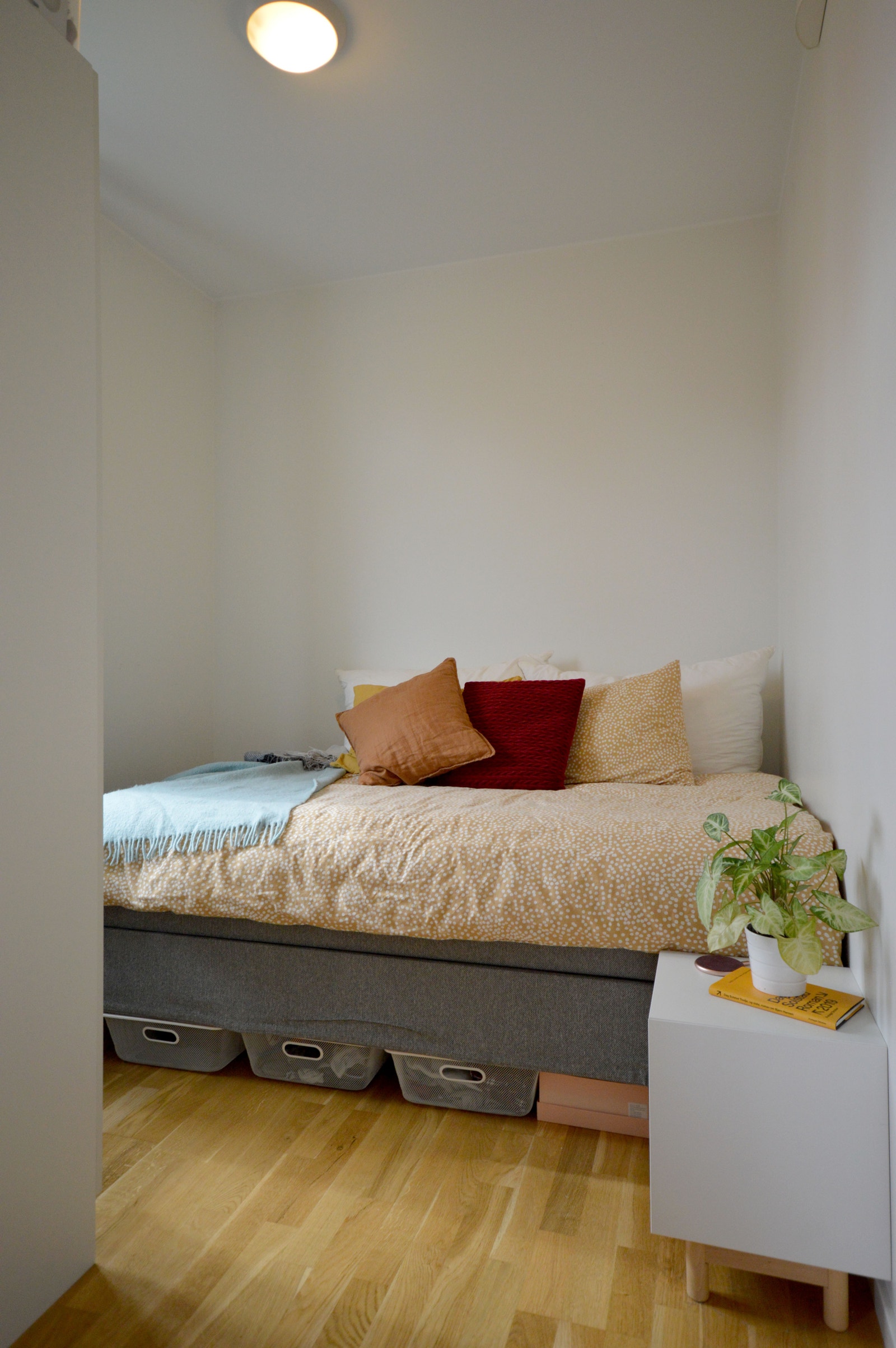 Romslig soverom med garderobeskap. Galleribilde