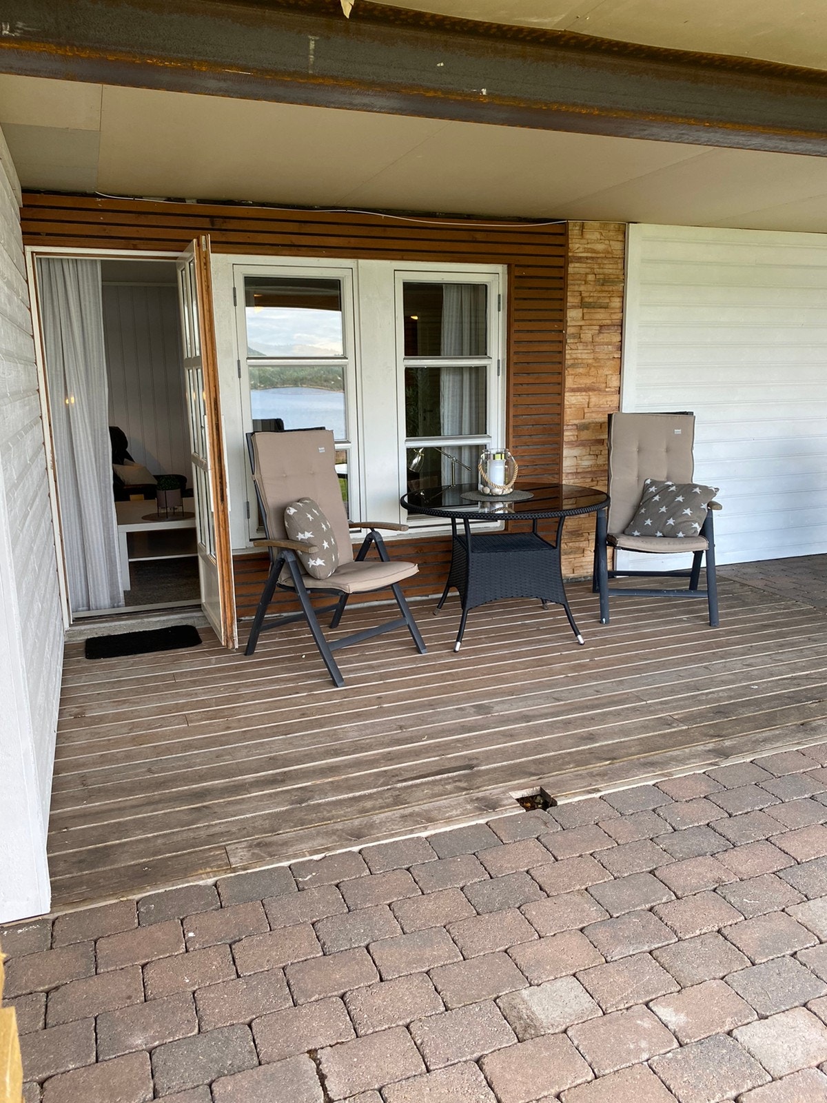 Romslig uteplass under tak Galleribilde