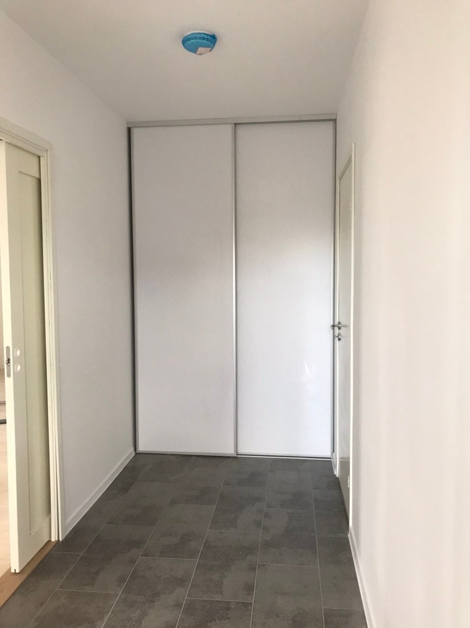 Gang med skyvedørsgarderobe. Galleribilde