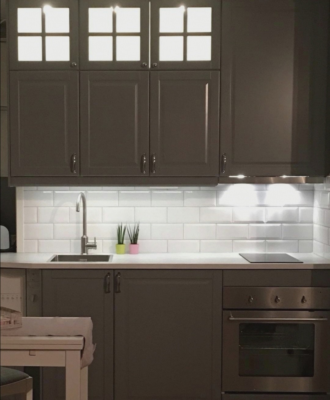 Nytt kjøkken med integrerte hvitevarer (hybeloppvaskmaskin, kjøleskap m. fryser og komfyr) Galleribilde