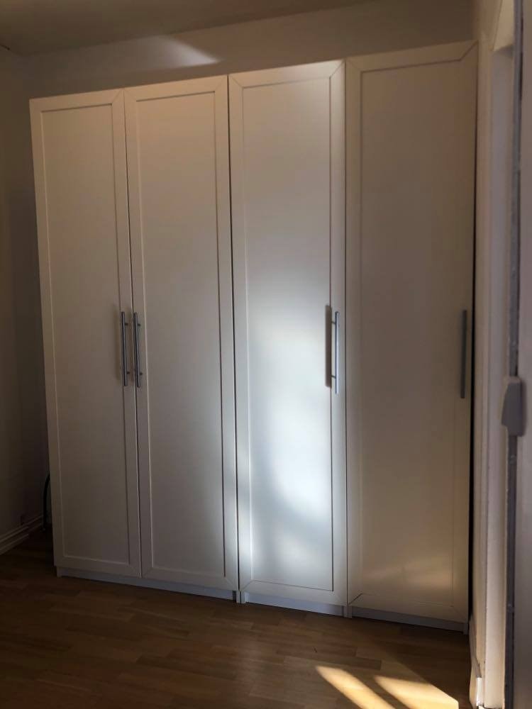 Soverom 1 - god plass til dobbeltseng, skrivebord og svært god garderobeplass. Tre garderobeskap medfølger i leien. Galleribilde