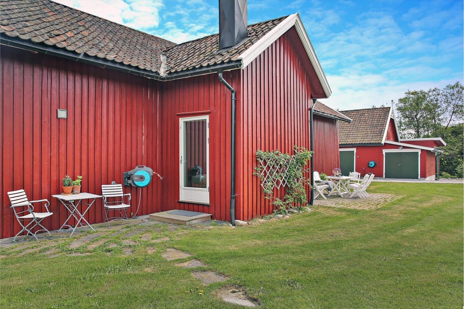 Liten uteplass/platting utenfor soverom. Galleribilde