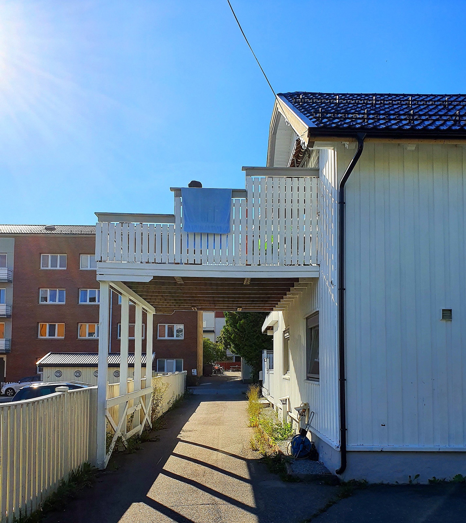 Innkjørsel med privat terrasse overbygg Galleribilde