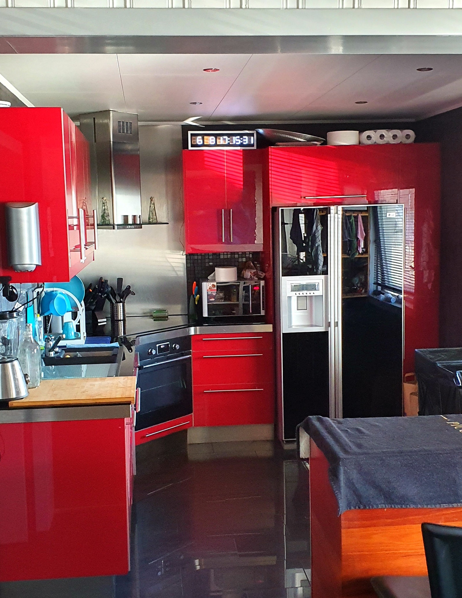 Kjøkken med alt av kjøkken utstyr inkludert Galleribilde