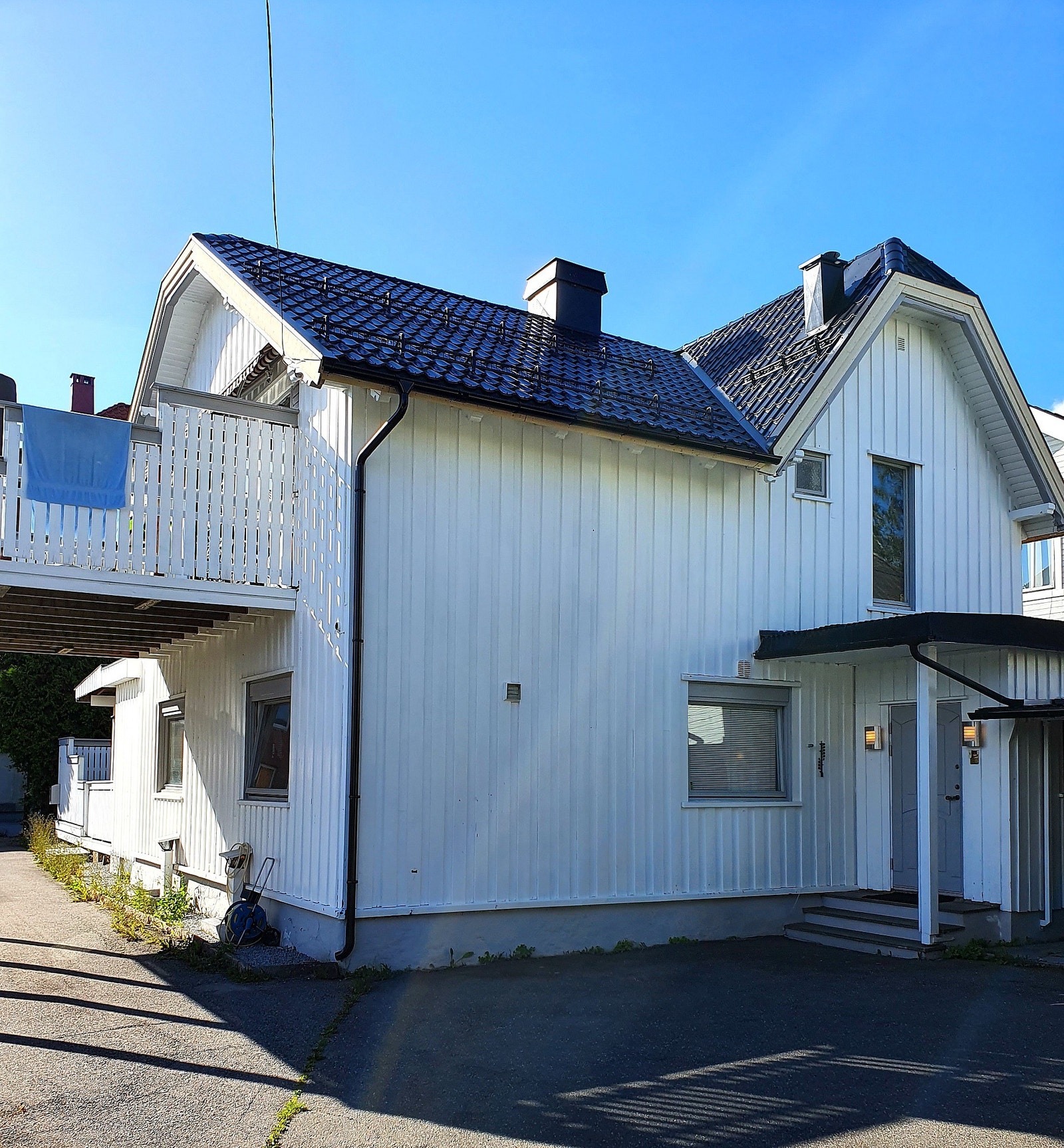 Sydsiden ute med 2 bil oppstillings plasser Galleribilde