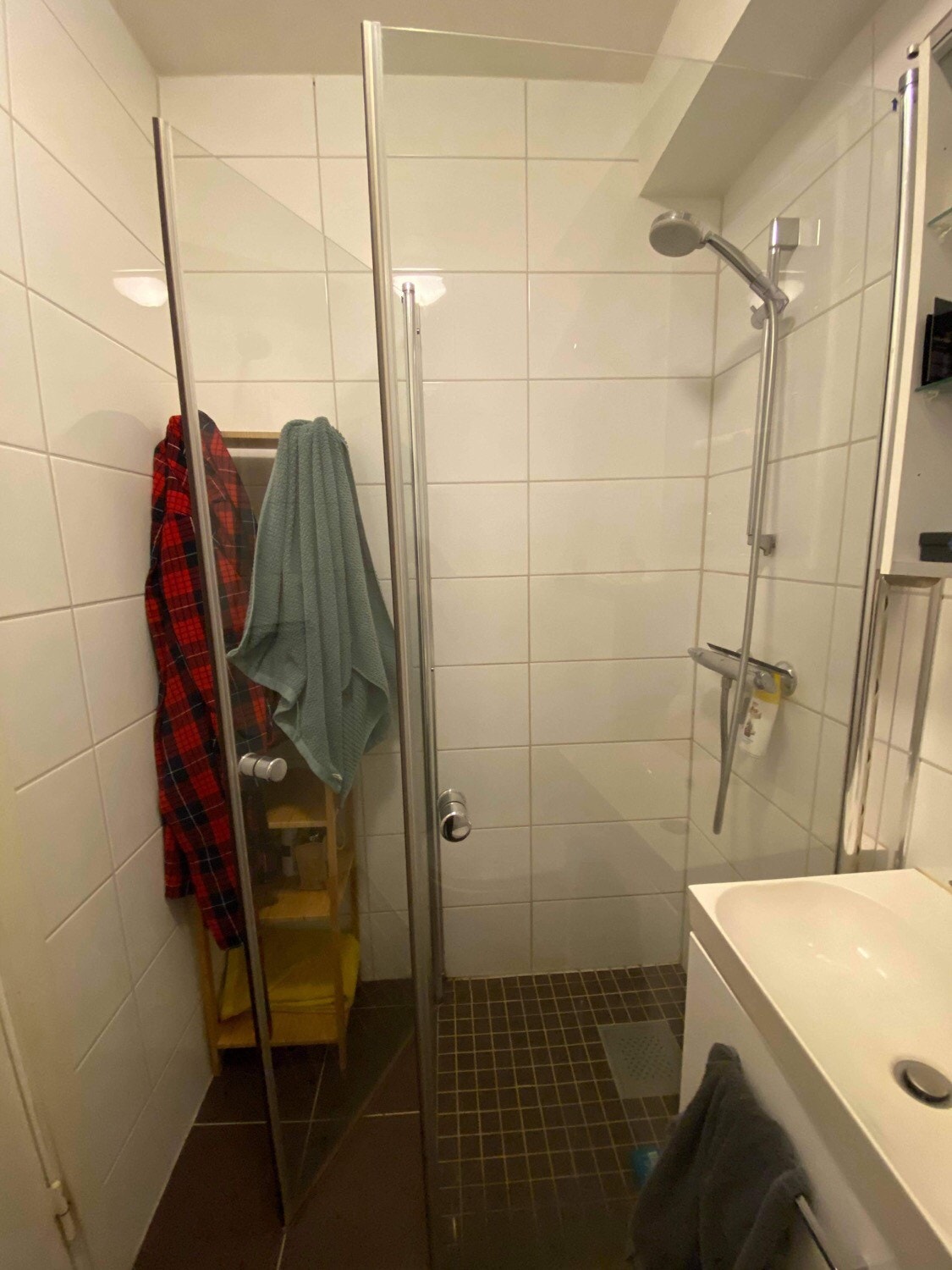 Badet deles med to andre Galleribilde