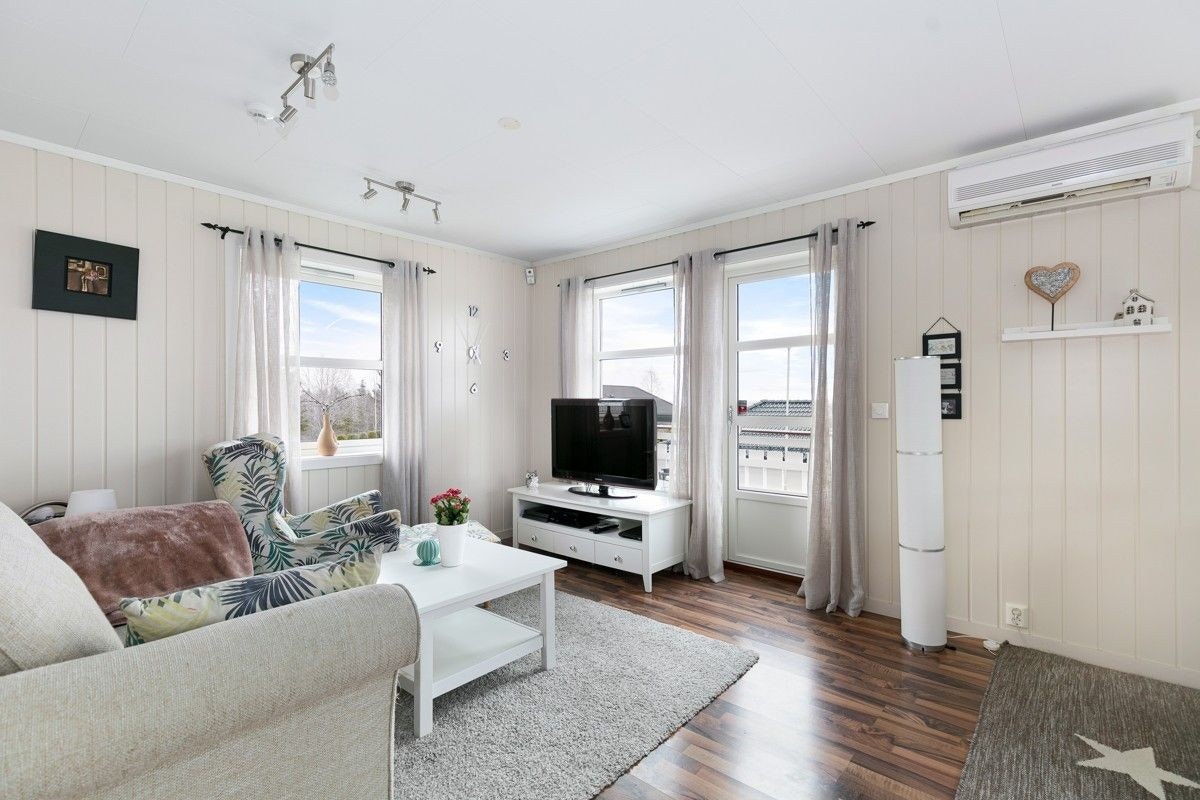 Koselig stue med varmepumpe og god utsikt Galleribilde