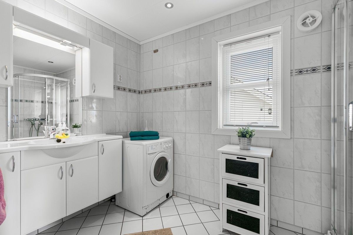 Bad med god plass til vaskemaskin og tørketrommel Galleribilde