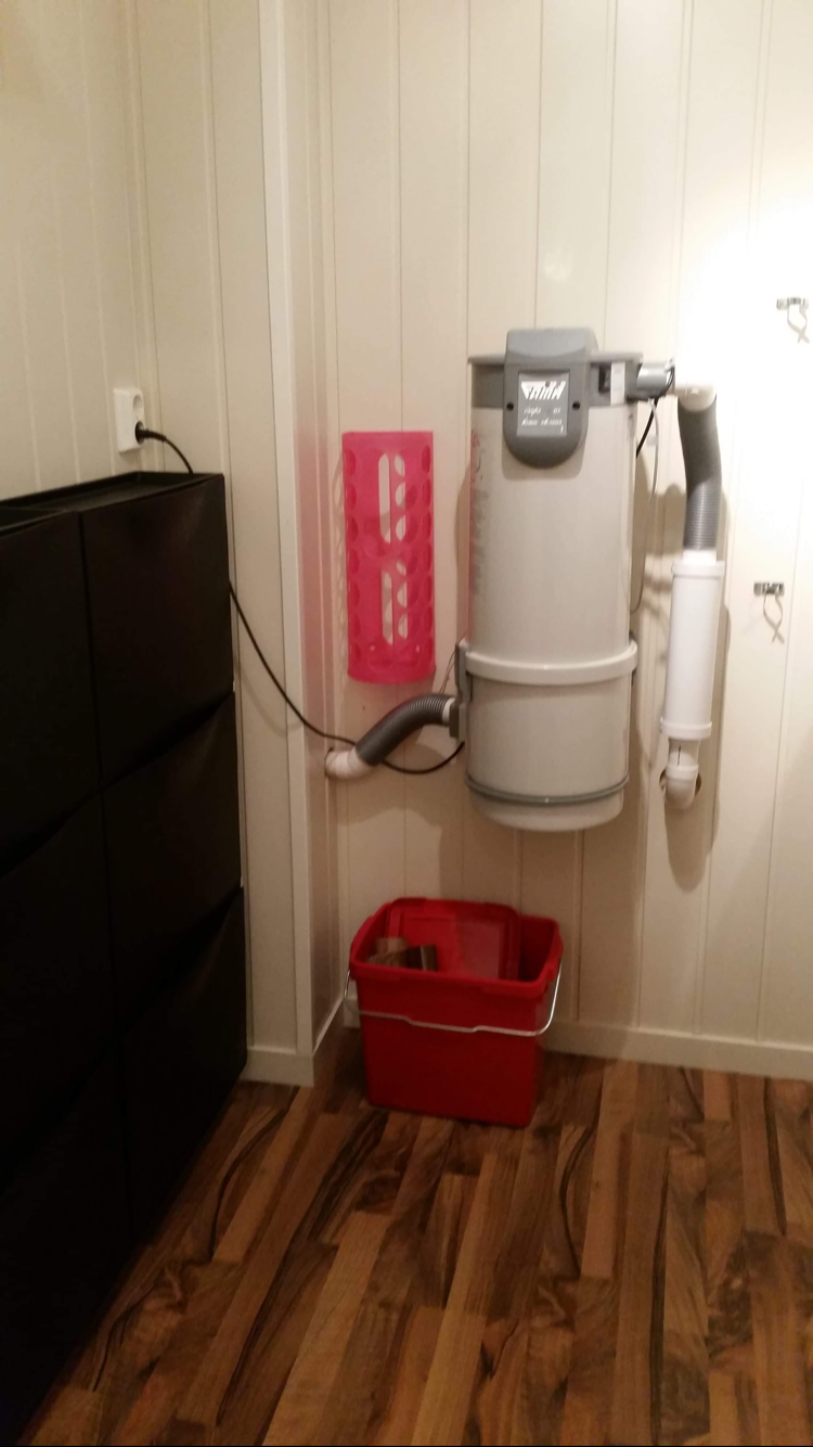 Sentralstøvsuger plassert i romslig bod Galleribilde