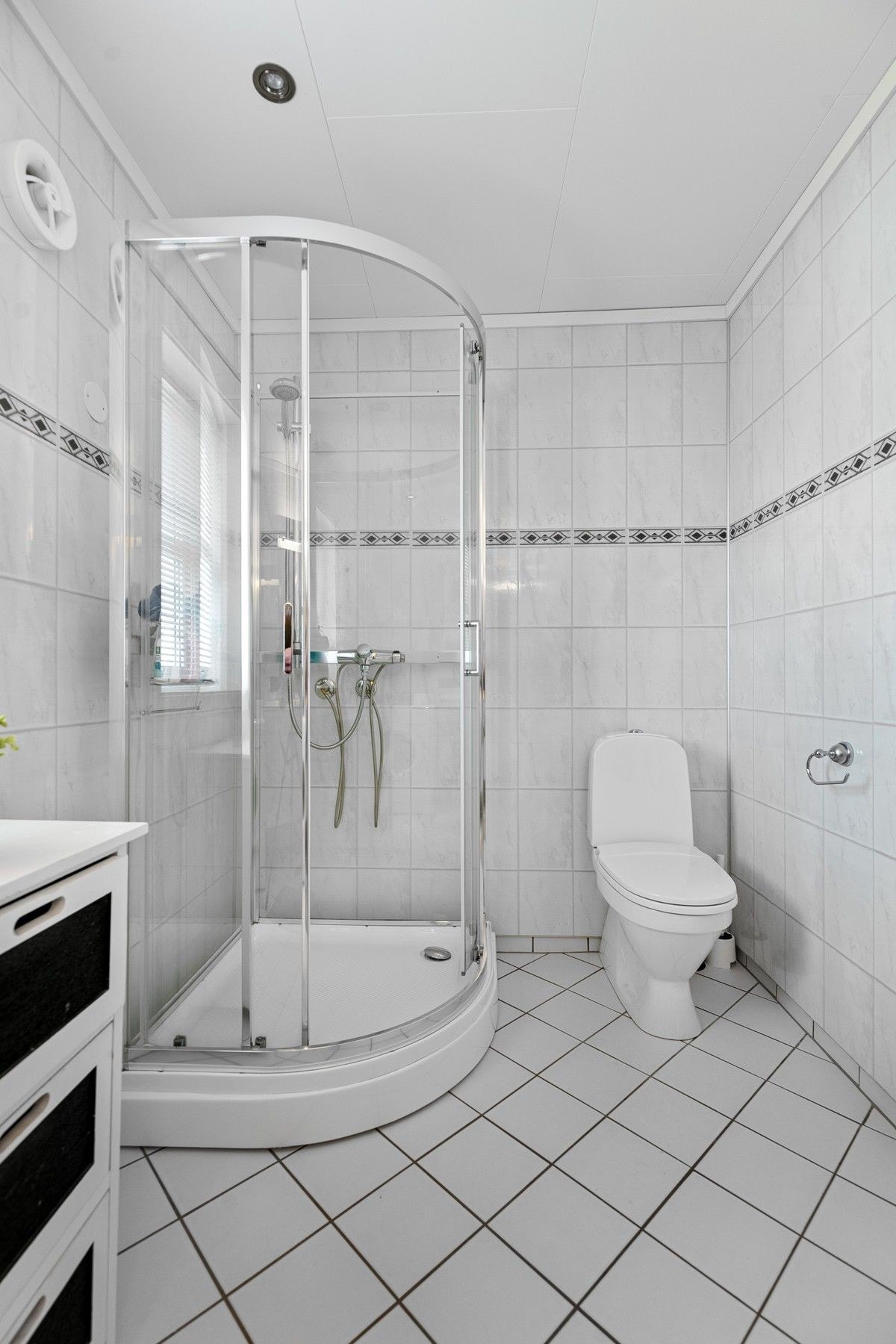 Tidløst flislagt bad med varmekabler Galleribilde