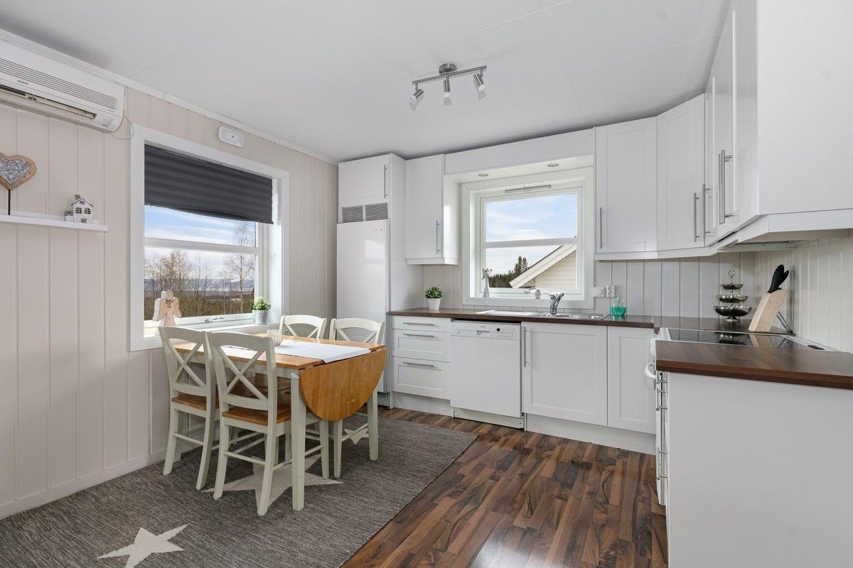 Stort kjøkken med hvitevarer Galleribilde