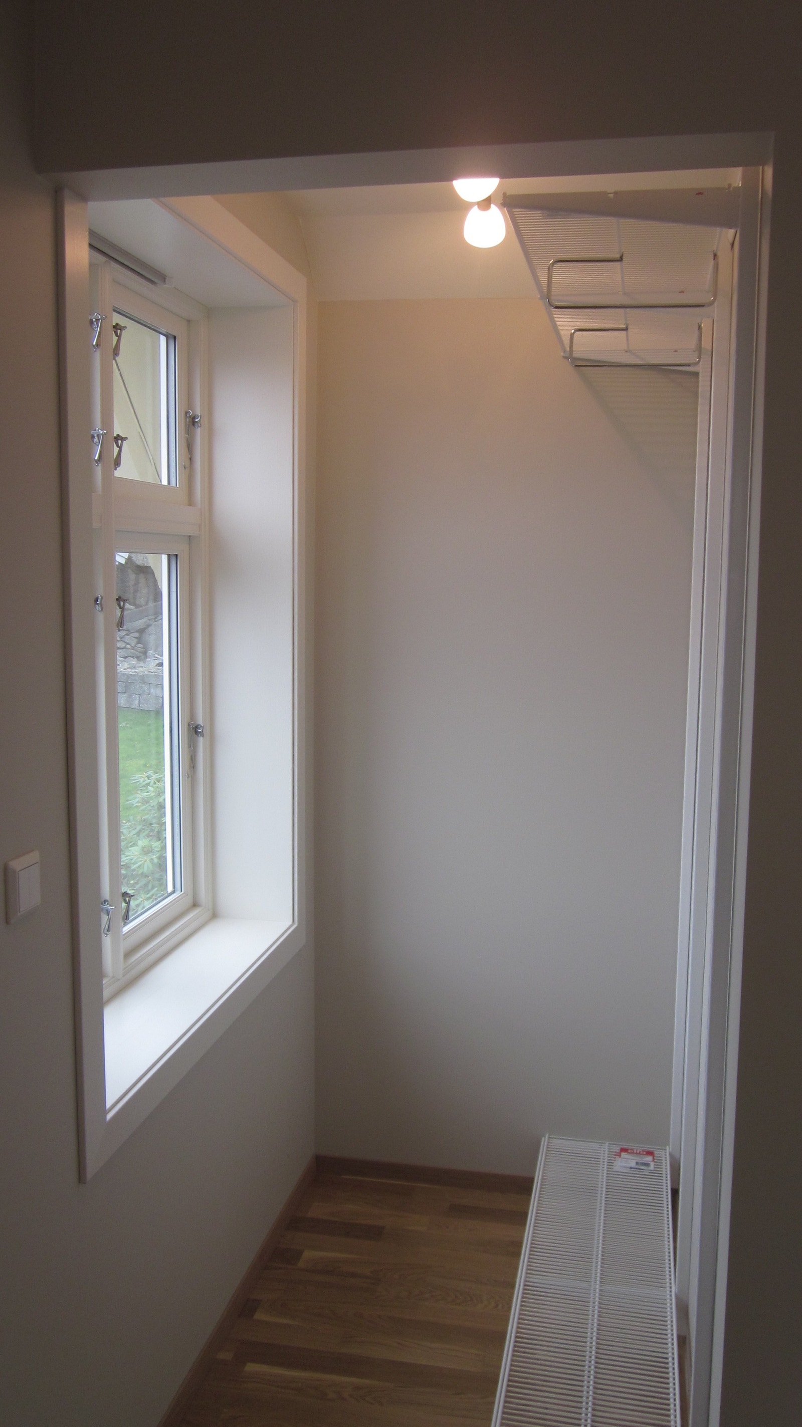 Garderobe ved inngangen Galleribilde