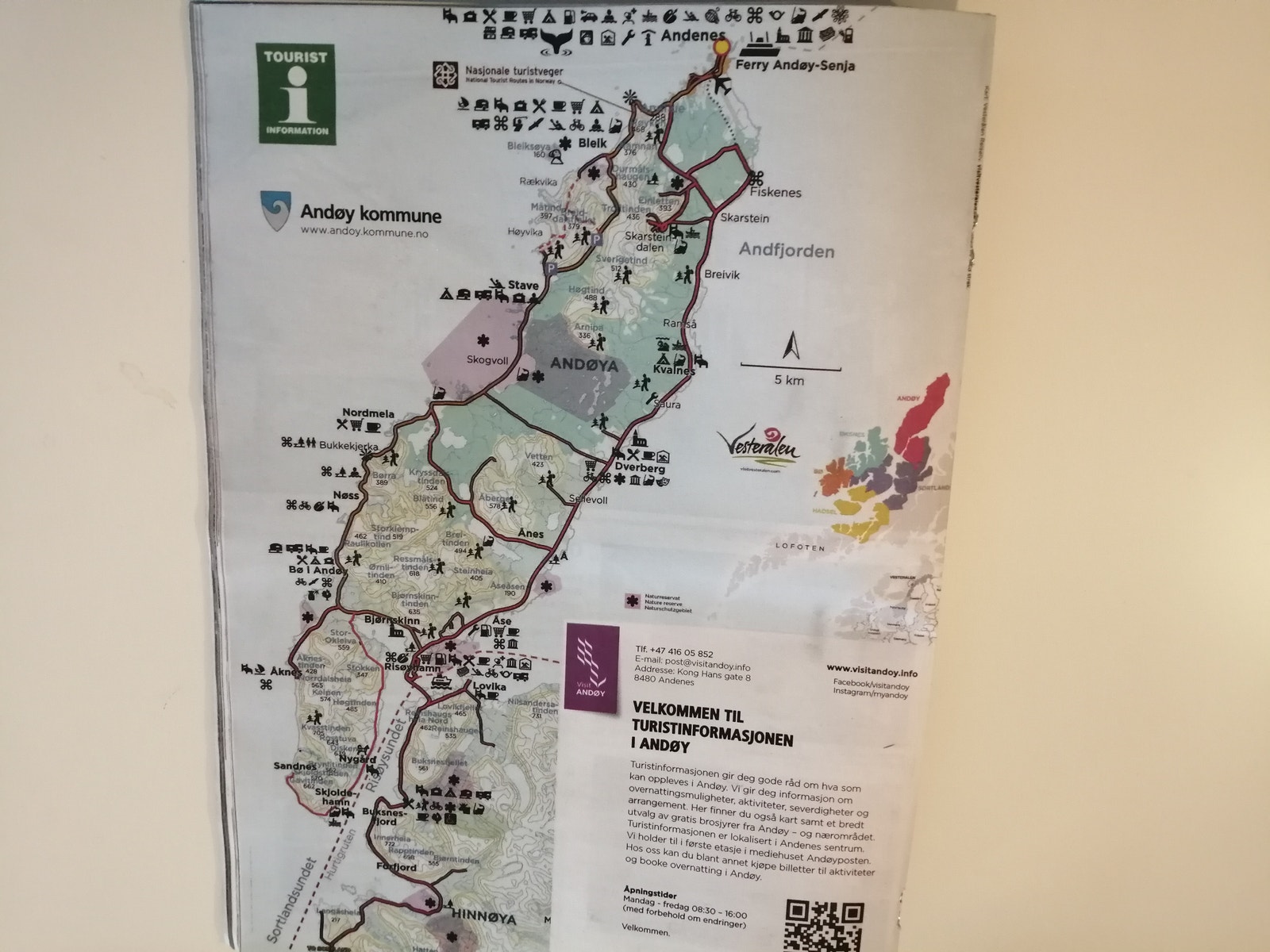 Nordmela ligger midt på kartet, på vestersiden av kommunen og ut mot storhavet. Andøy har bru over til Norges største øy, Hinnøy. Galleribilde