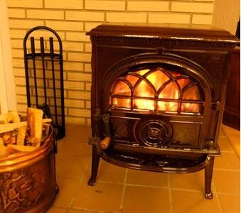 Vedovn som varmer godt i kalde kvelder Galleribilde