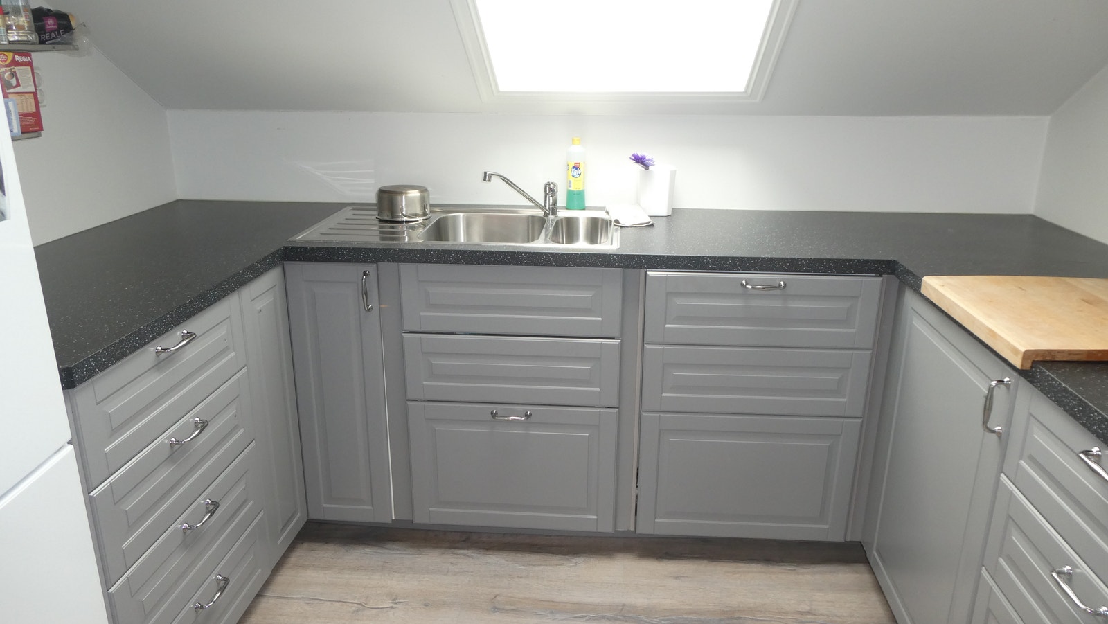 Det store takvinduet slipper inn masse lys. Her kan man boltre seg med kulinariske utskeielser. Galleribilde