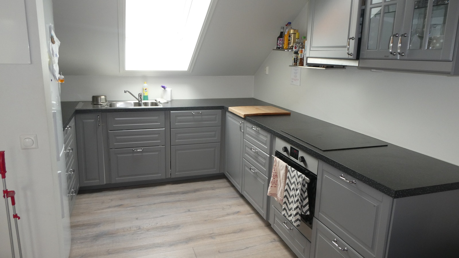 Kjøkkenet er en åpen løsning. Det byr på kjøleskap, integrert oppvaskmaskin og komfyr. Galleribilde