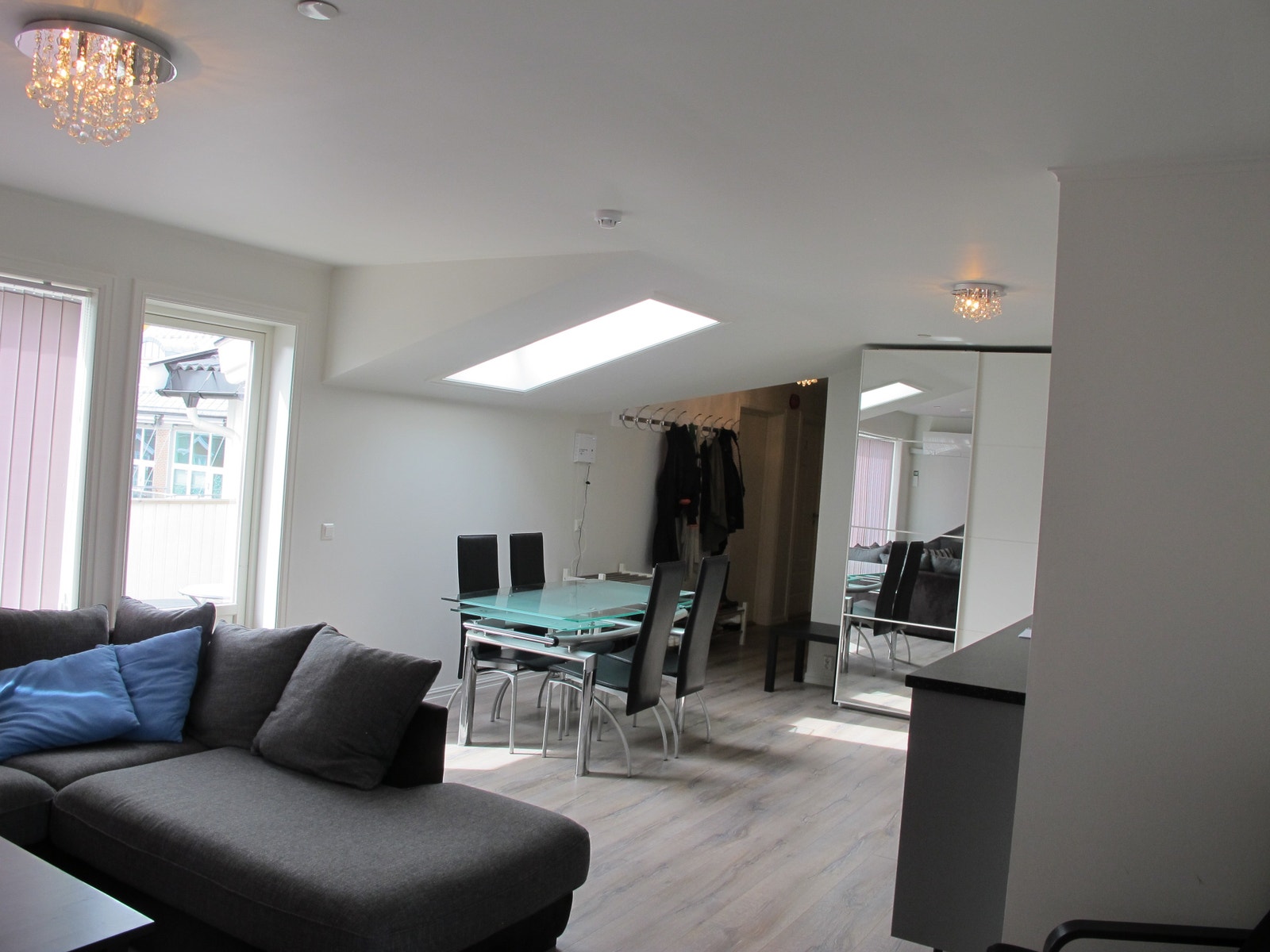 Spisebord med plass til alle leietagerne er det selvfølgelig også. Her kan man kose seg med deilig mat. Galleribilde