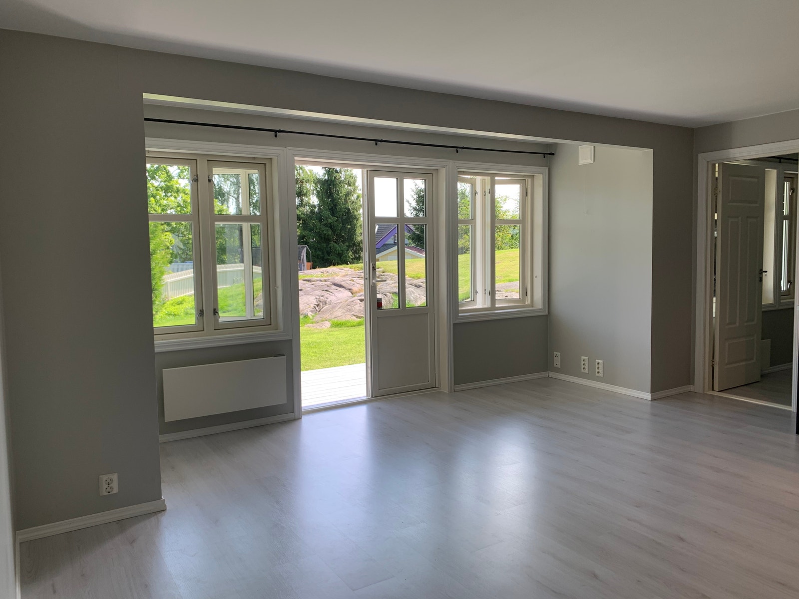 Stue med utgang til egen stor terrasse og egen hage Galleribilde