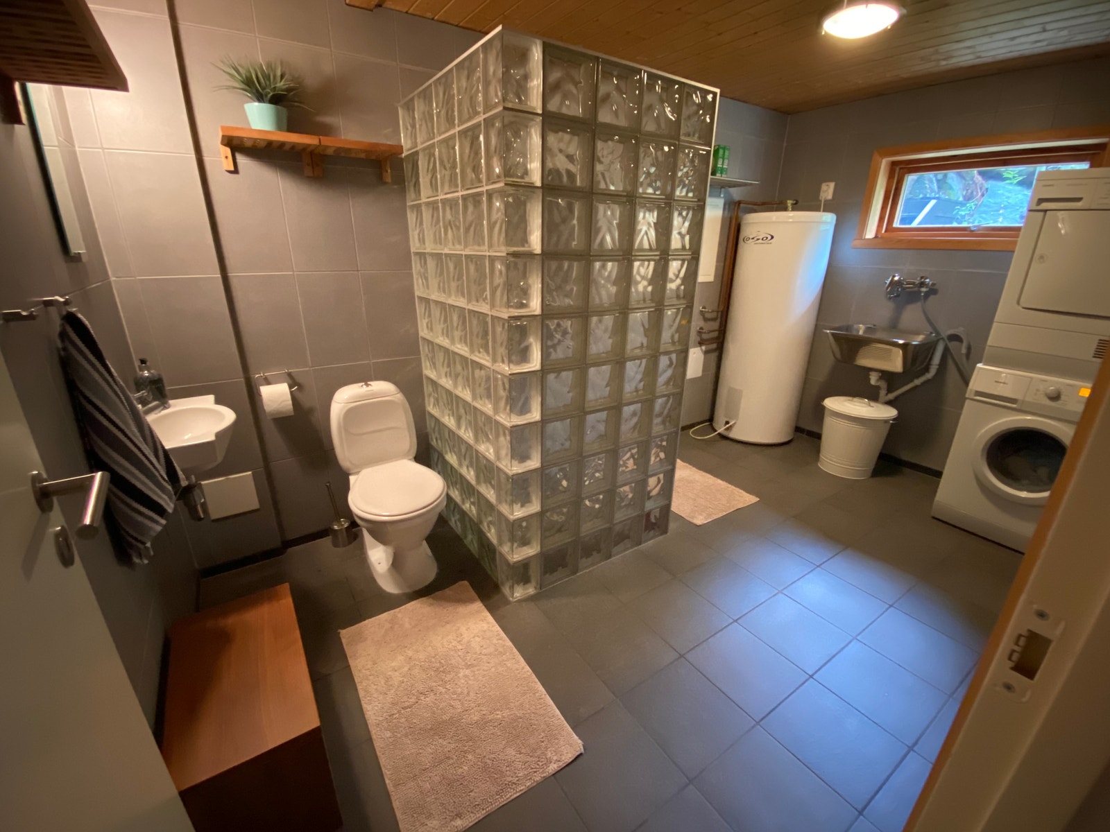 Bad i kjelleren, med vaskemaskin og tørketrommel. Galleribilde