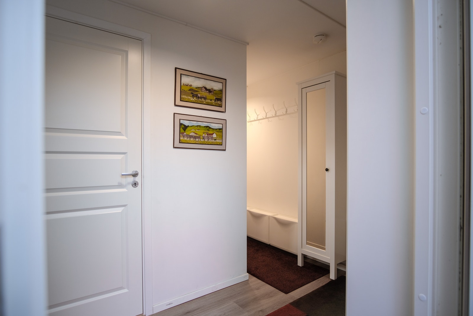 I gangen er det god plass til yttertøy og sko Galleribilde