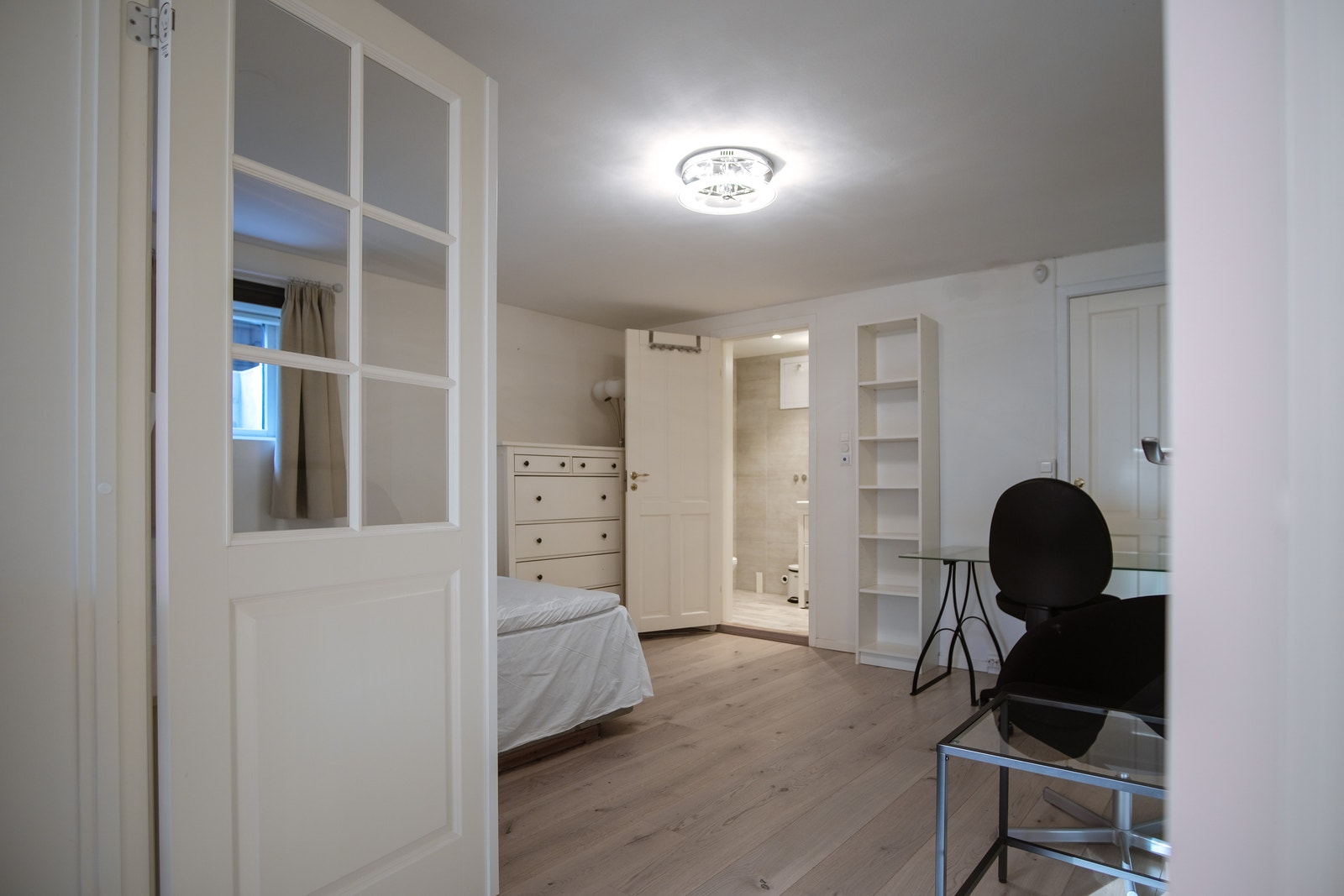 Dobbeltdør med vinduer mellom stue/kjøkken og soverom gir godt arbeidslys til skrivebordet og gir ekstra romfølelse. Galleribilde