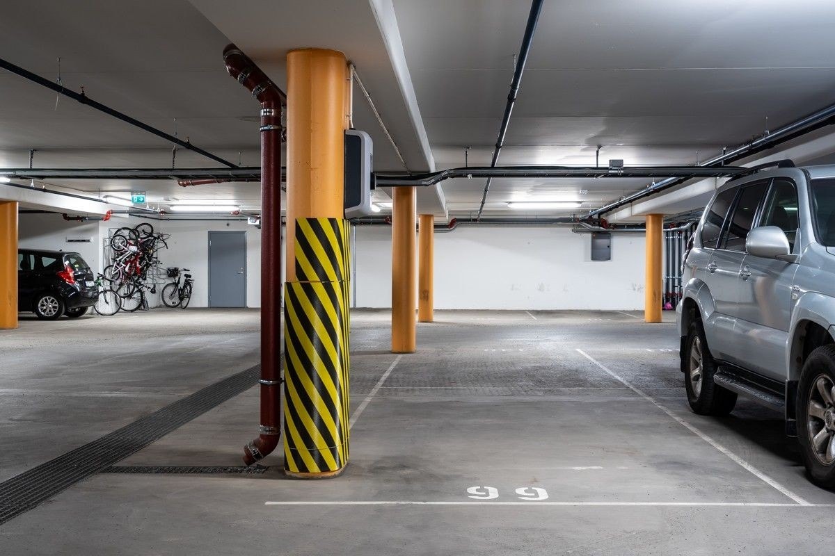 Parkeringsplass med ellading Galleribilde