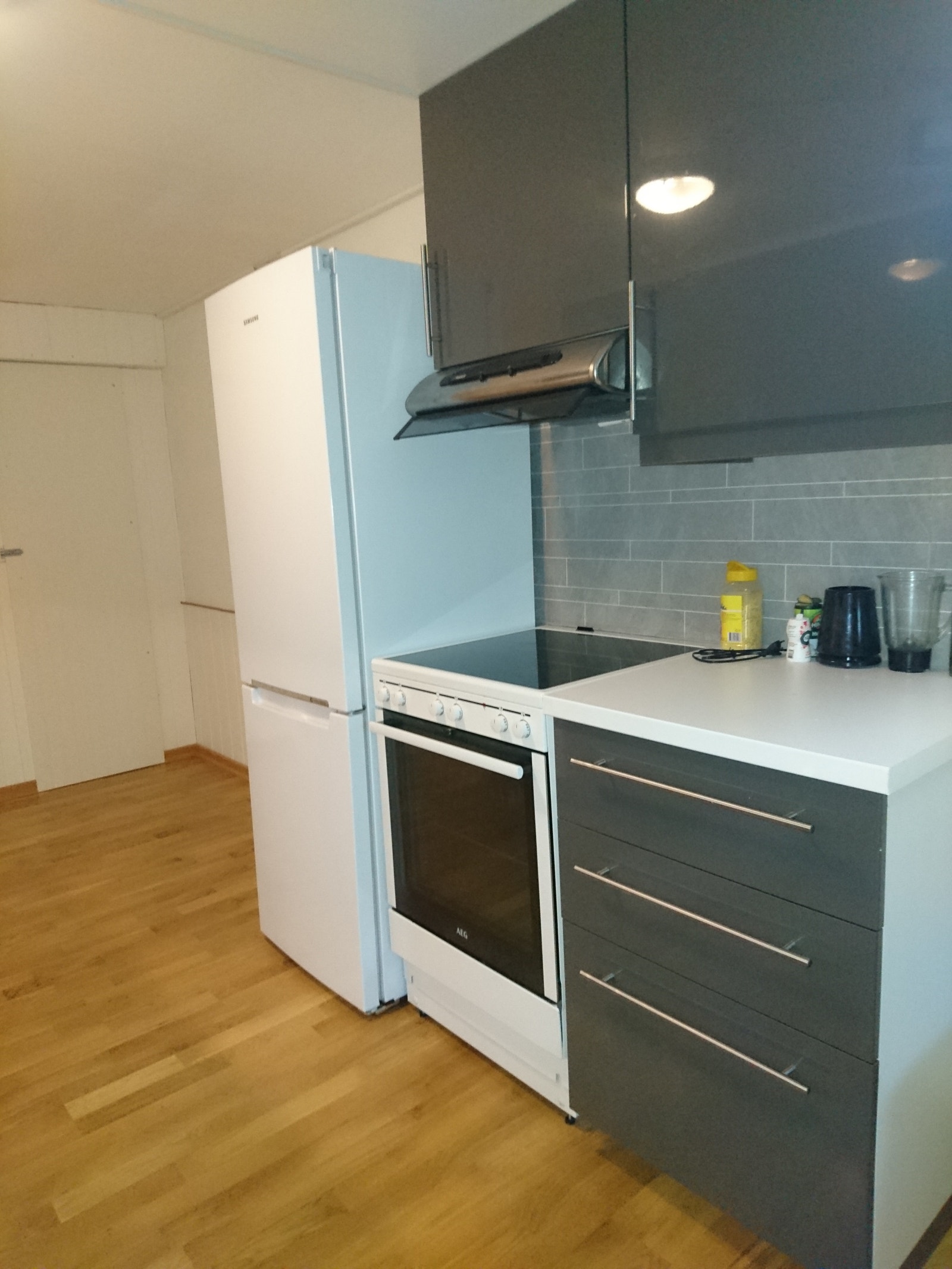 2 stk kjøl/frys kombiskap på kjøkken. Galleribilde