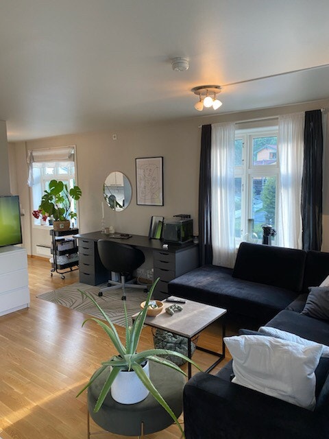 Stue med åpen løsning mot kjøkkenet Galleribilde