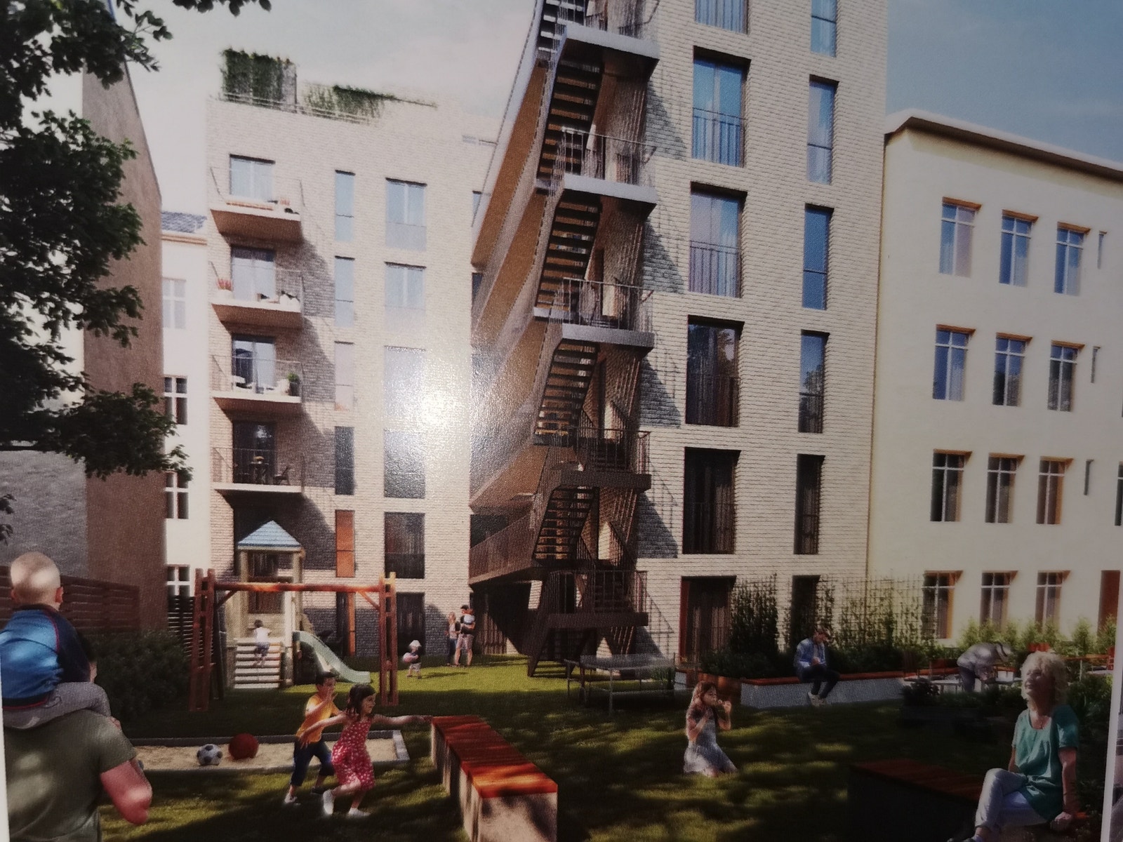 Bilde fra bakgård opp mot leilighet. Galleribilde