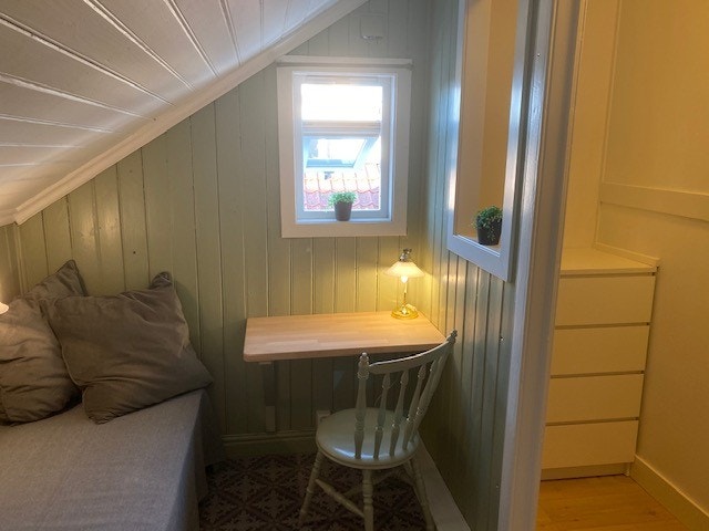 Soverom 1 (sengemål: 110 x 200) Kommode, liten skrivepult, bokyller, lagringsplass. Disponerer også rom 4 i bryggerhuset, til oppbevaring, studie/skrivestue eller liknende. Galleribilde