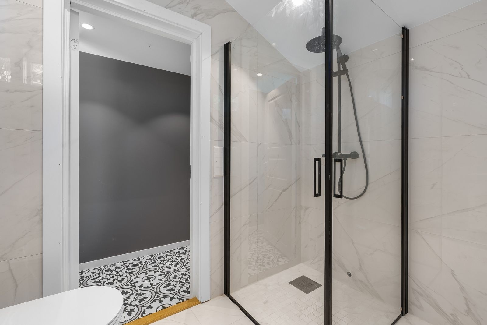 Bad med vask/tørketrommel Galleribilde