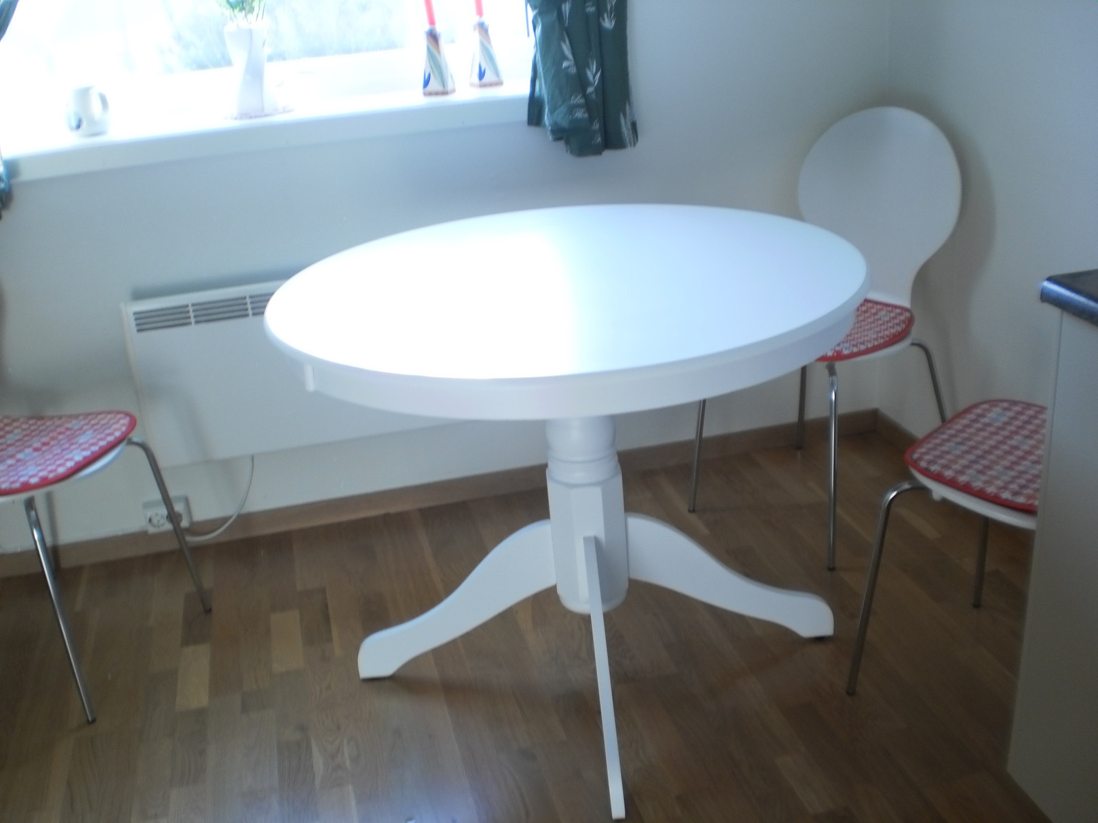 Helhvitt, rundt bord til salgs. | FINN.no Helhvitt, rundt bord til salgs. | FINN.no