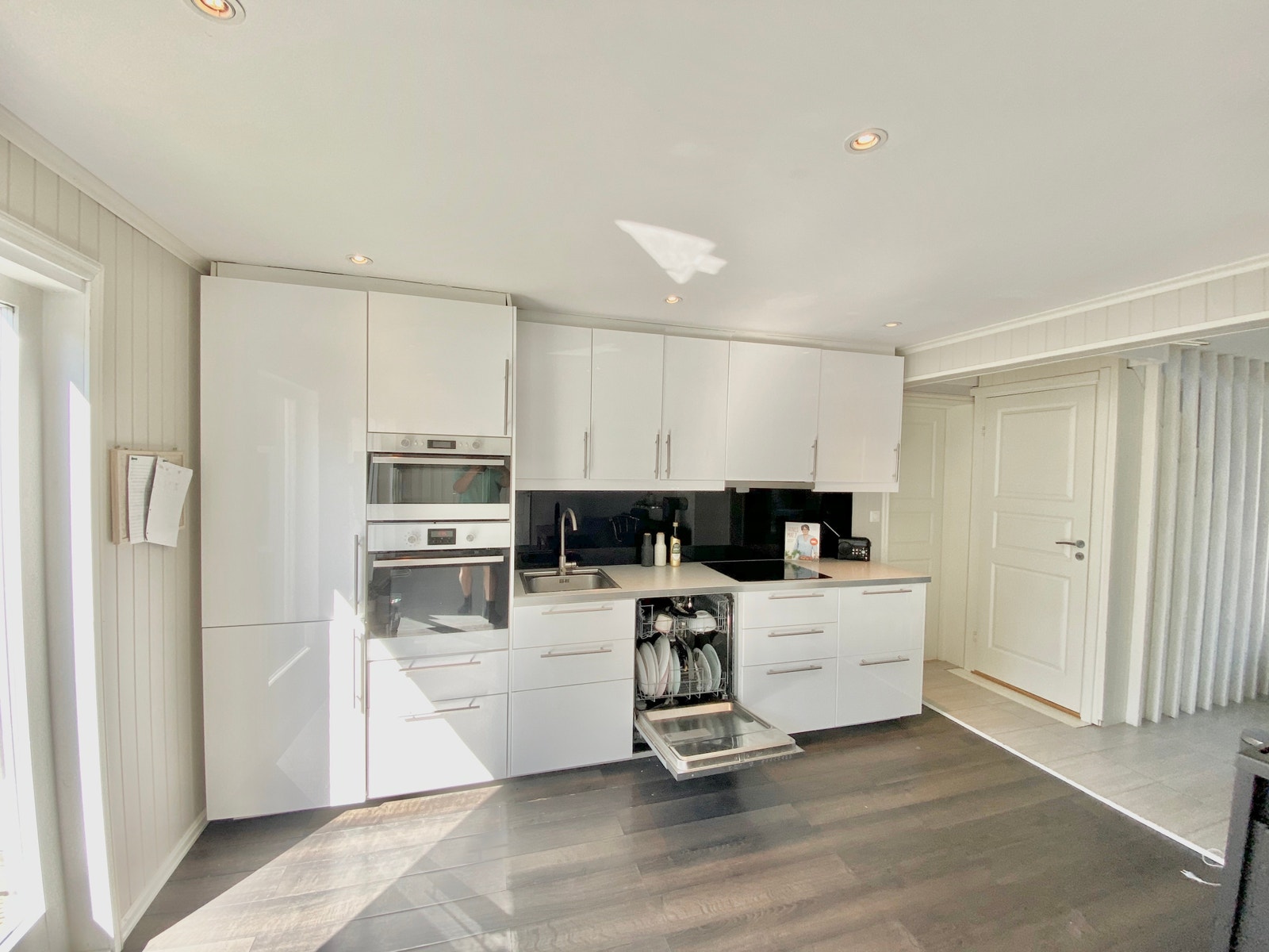 Kjøkken med alt av hvitevarer og utstyr Galleribilde