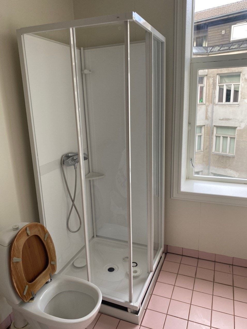 Bad m/dusj og opplegg vaskemaskin Galleribilde