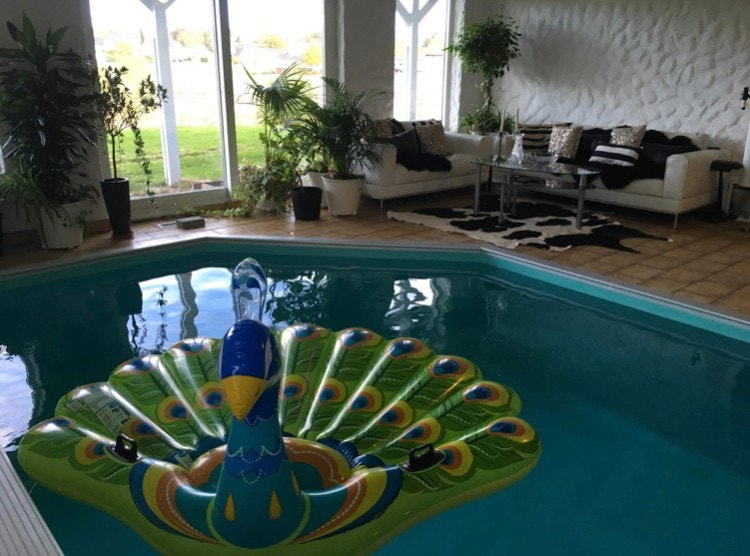 Innendørs oppvarmet svømmebasseng i underetasje Galleribilde