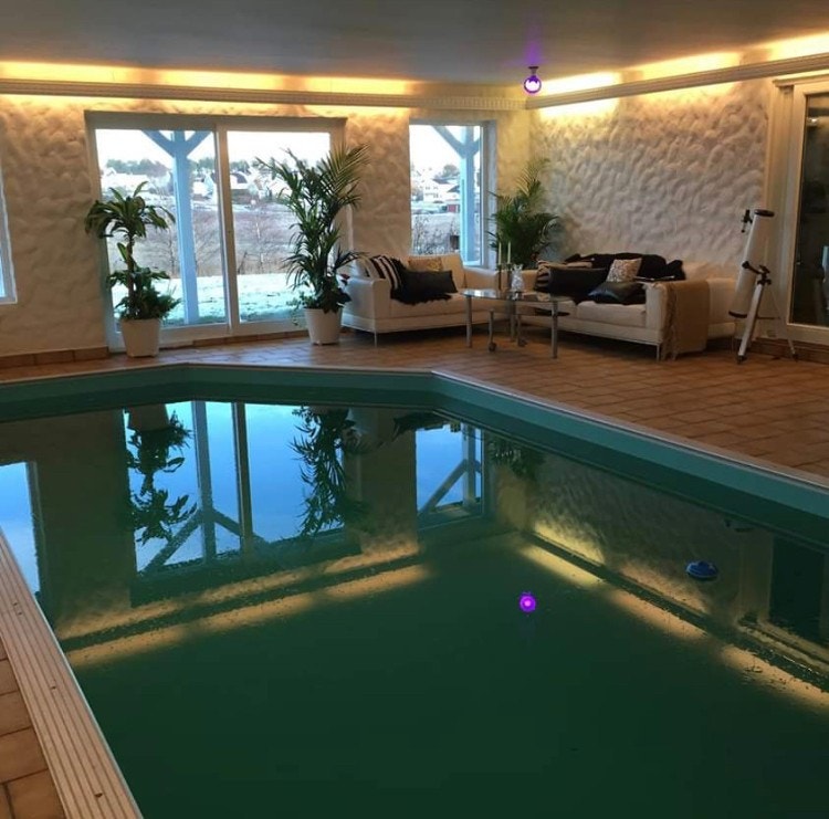 Innendørs oppvarmet svømmebasseng. 42.000 liter vann, 170 cm dypt og 2 meter på det dypeste Galleribilde