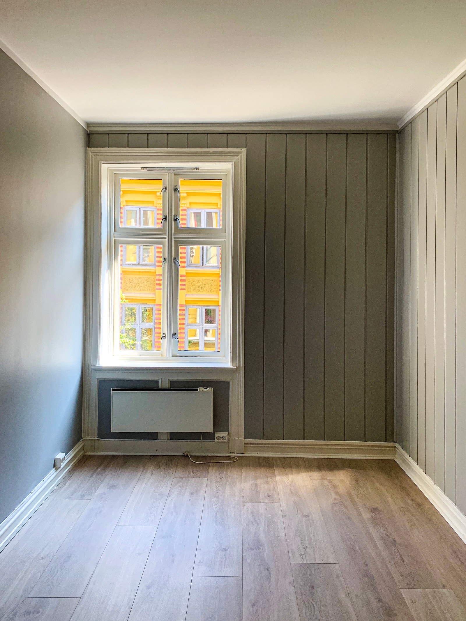 Rommet er på 11 kvm og har et stort vindu ut mot rolig bakgate. Galleribilde