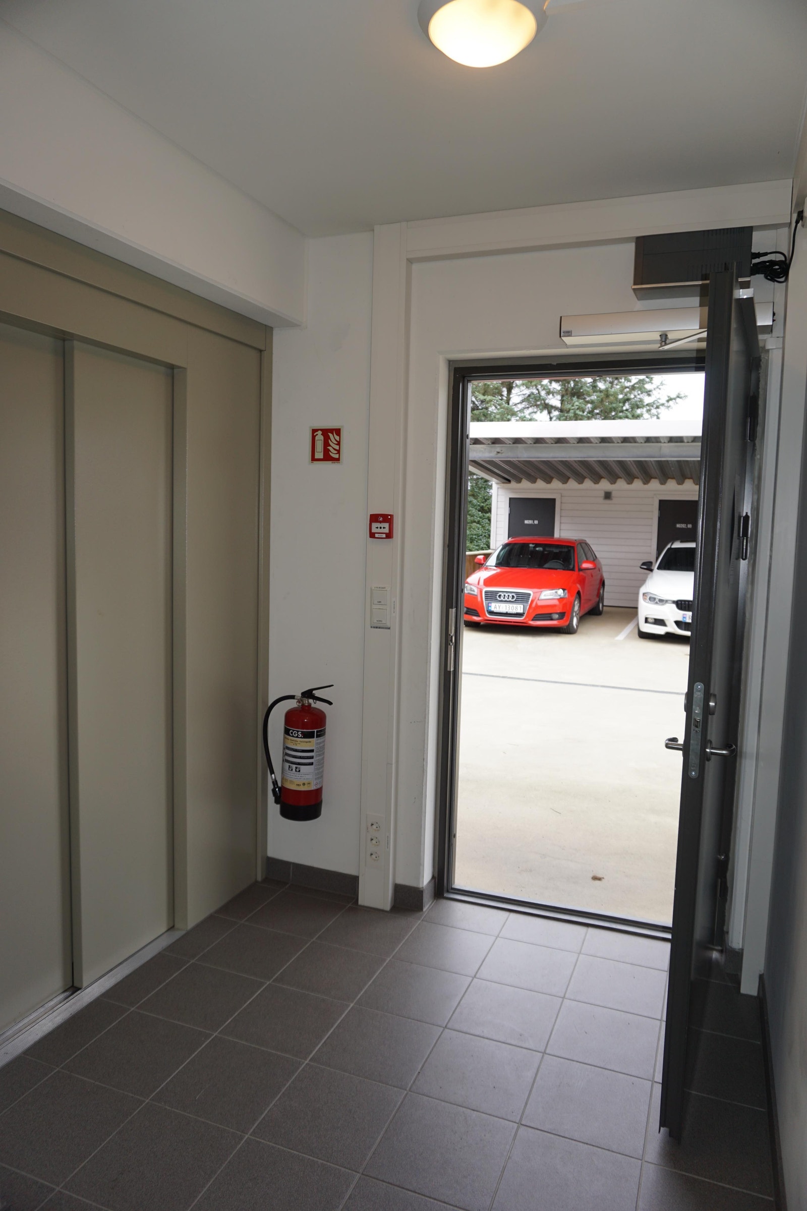 Inngang til leilighetskomplekset Galleribilde