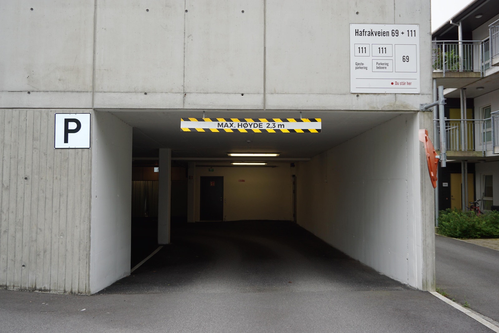 Inngang til garasje området Galleribilde