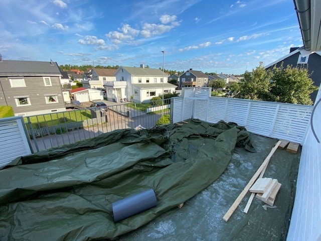 Terrasse mot nord, 25 m2. (Presenning er fjernet etter oppussing) Galleribilde