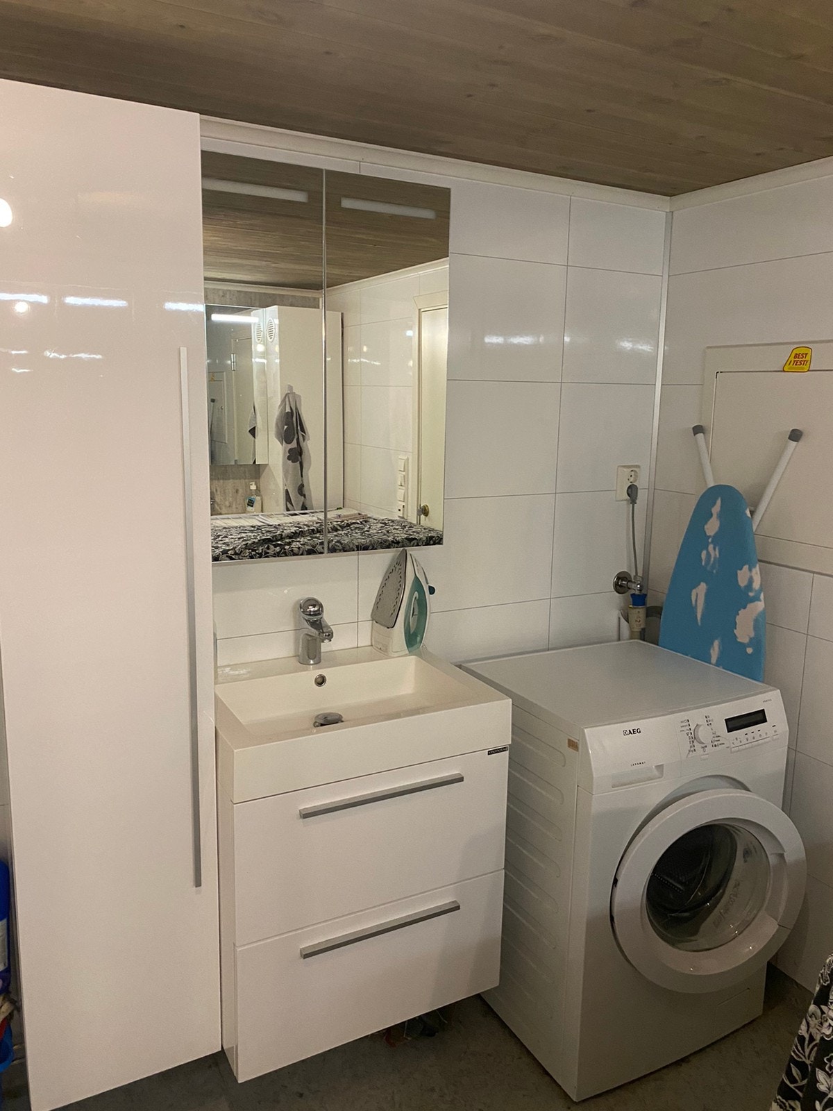 Felles vaskemaskin på bad Galleribilde