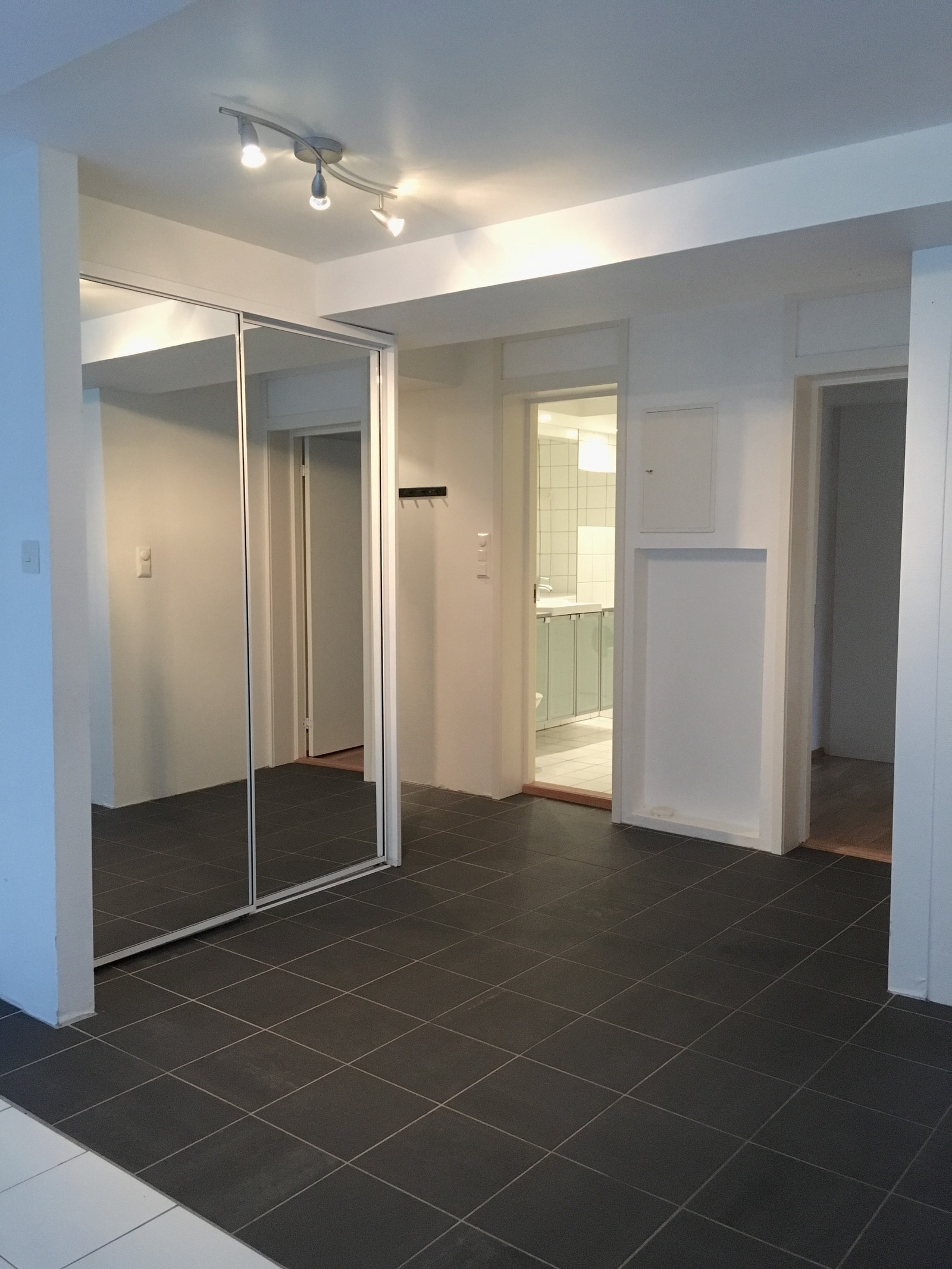 Gang m skyvedørsgarderobe Galleribilde