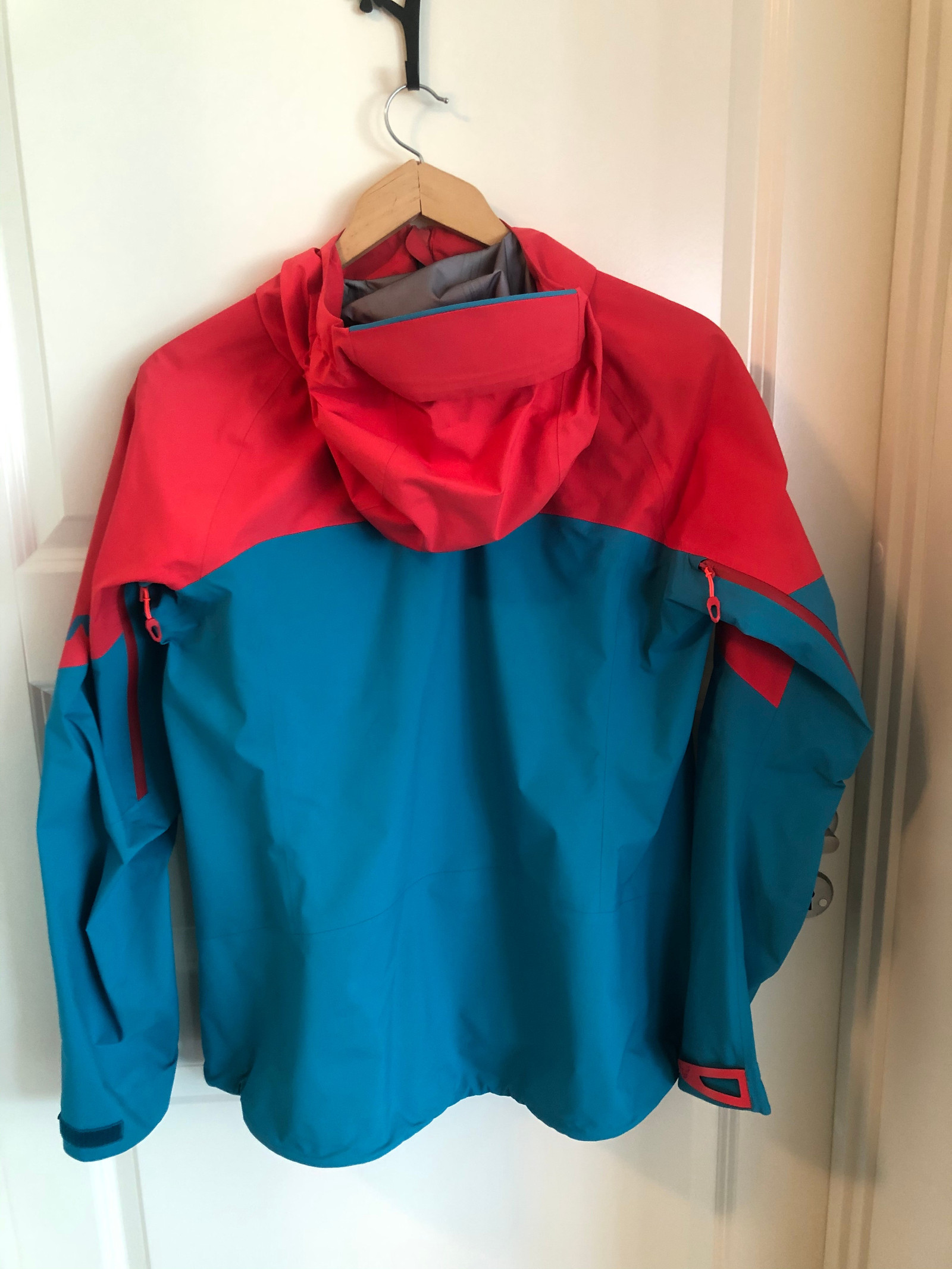 Fin jakke til topptur: Dynafit radical goretex jakke | FINN.no Fin jakke til topptur: Dynafit radical goretex jakke | FINN.no