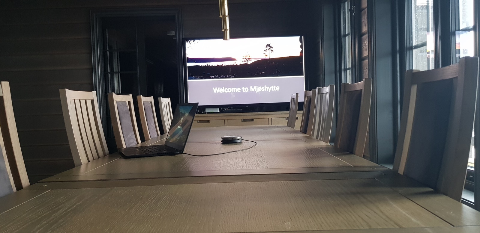 Spise stue/Møte rom for opptil 25 personer med stort TV skjerm Galleribilde