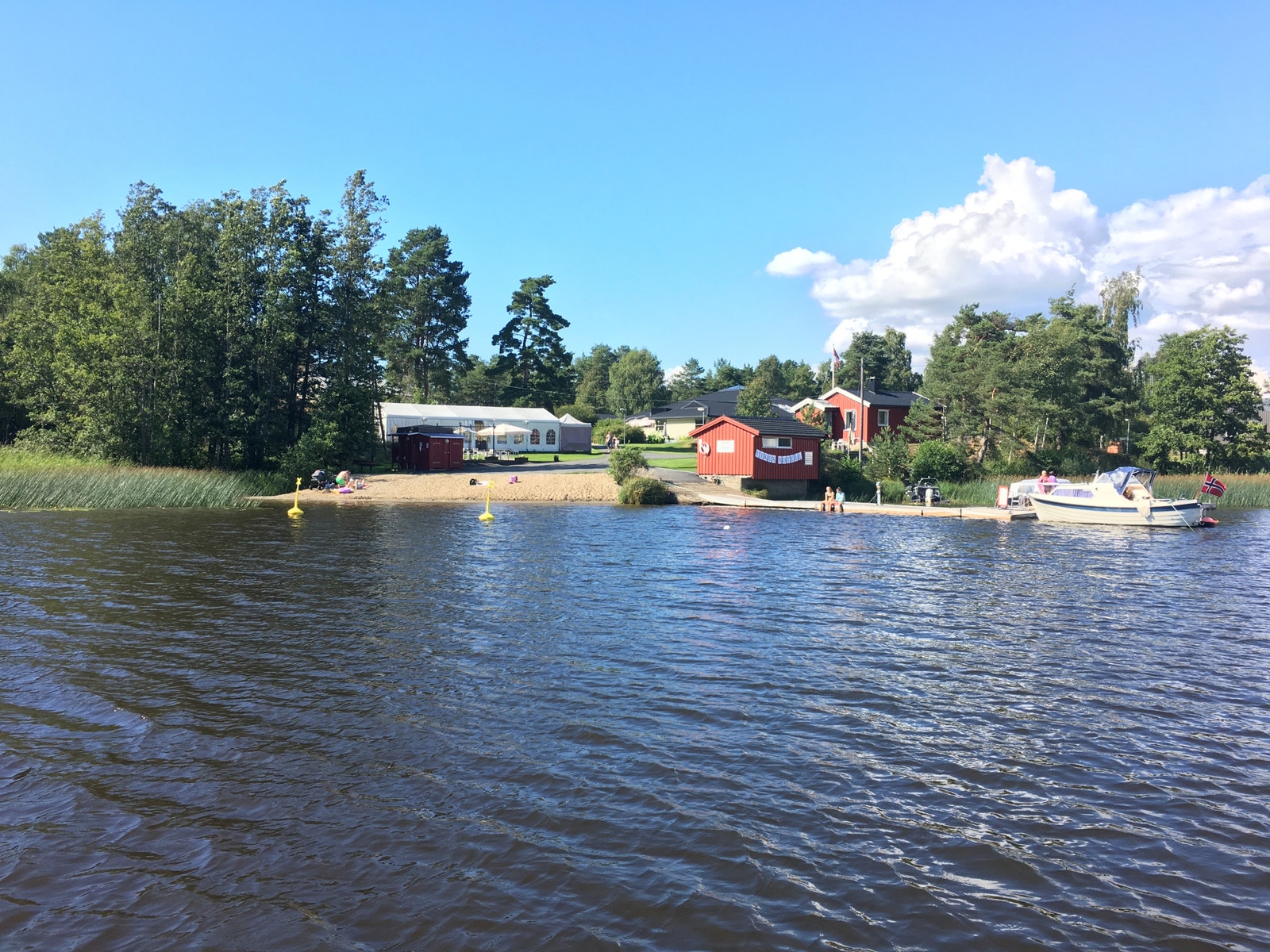 Eiendommen fra vannet en sommerdag Galleribilde