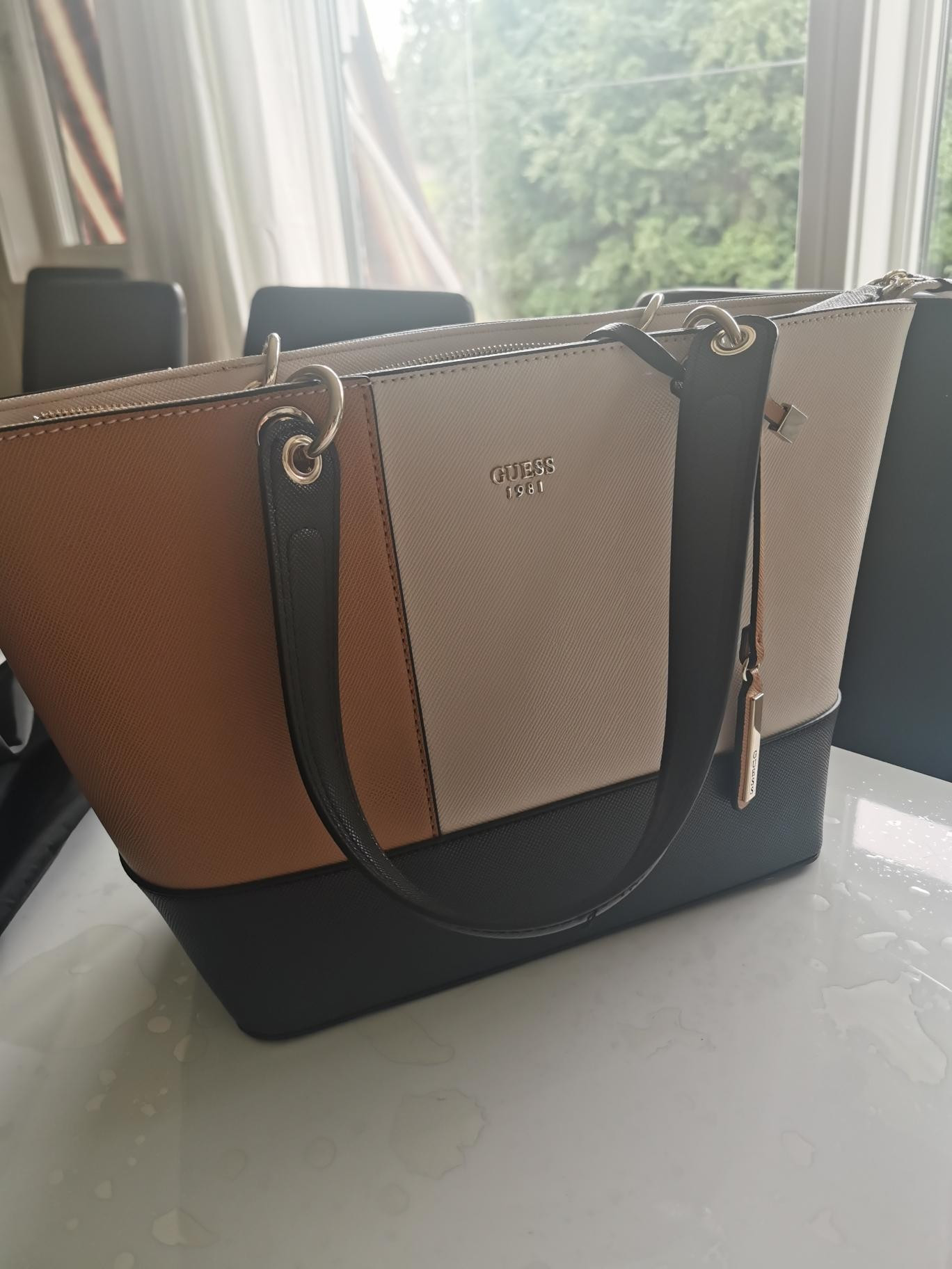 Ny veske fra GUESS | FINN.no Ny GUESS dame veske til salg | FINN.no