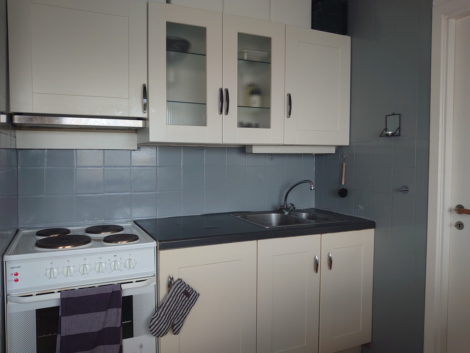 Kjøkken med ovn, oppvaskmaskin, kjøleskap Galleribilde